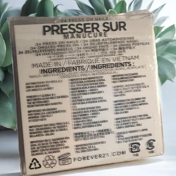 Forever 21 Press On Manicure Set With Gold Accents, NWT - Picture 4 of 4